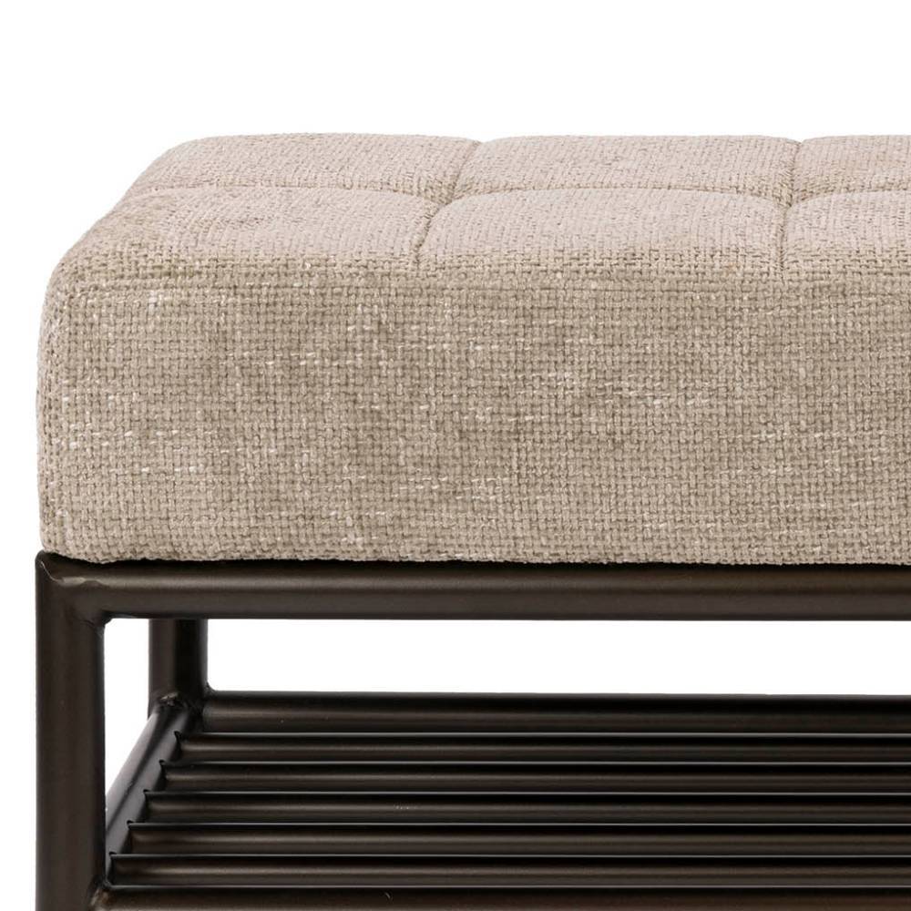 Gesteppte beige Sitzfläche und robustes Metallgestell der Flurbank im Detail – Matic