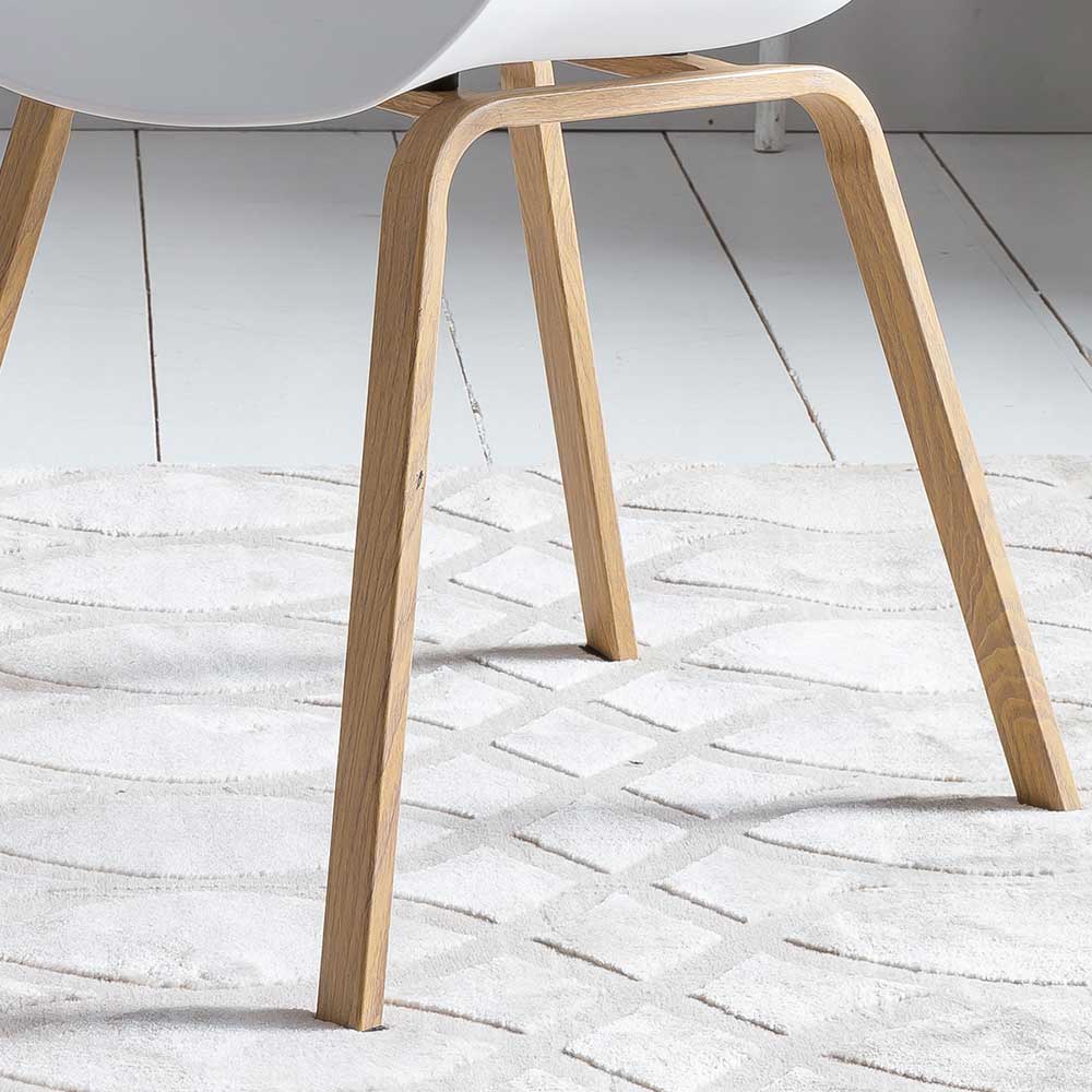 Stabile Holzbeine aus heller Buche des modernen Küchenstuhls auf einem Teppich – Eberly