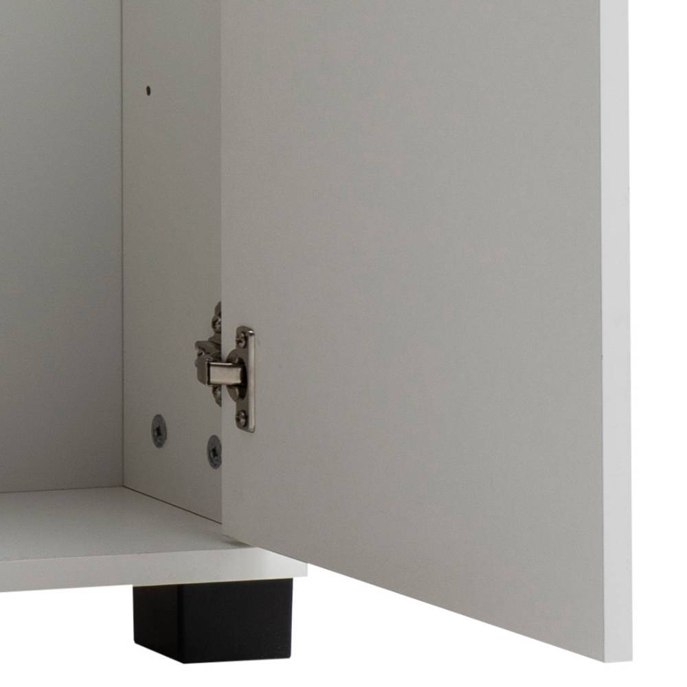 Geöffnete Tür des mattweißen Flurmöbels mit sichtbarem Scharnier und Innenregal – Diomede