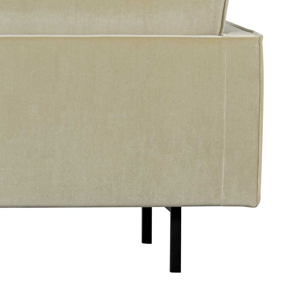 Unterer Bereich der Couch mit schlichten schwarzen Metallbeinen und Samtstoff – Vontada