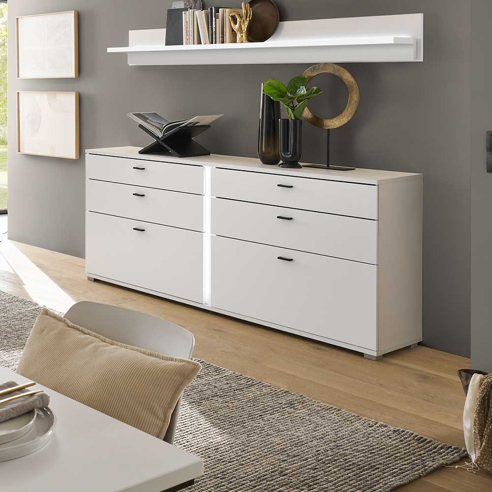 Elegantes weißes Sideboard als modernes Möbelstück im Wohnzimmer Ambiente – Tirol