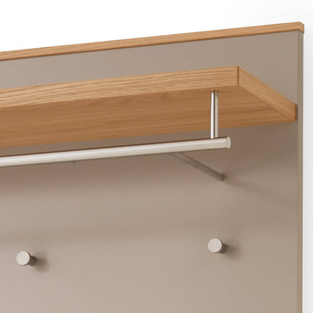 Garderobenablage aus hellem Holz mit silberner Kleiderstange und Haken – Barcelos