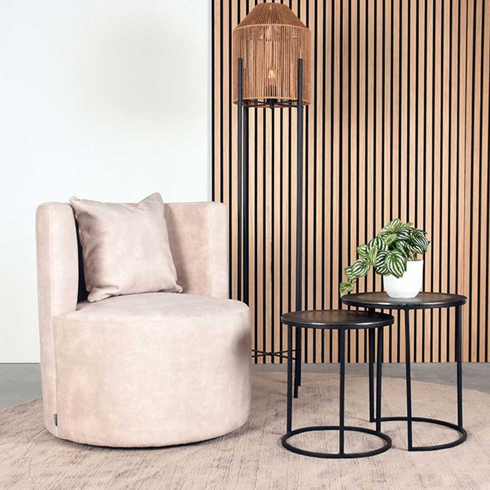 Cremeweißer Velours Sessel mit bequemem Kissen im modernen Wohnzimmer – Dieus