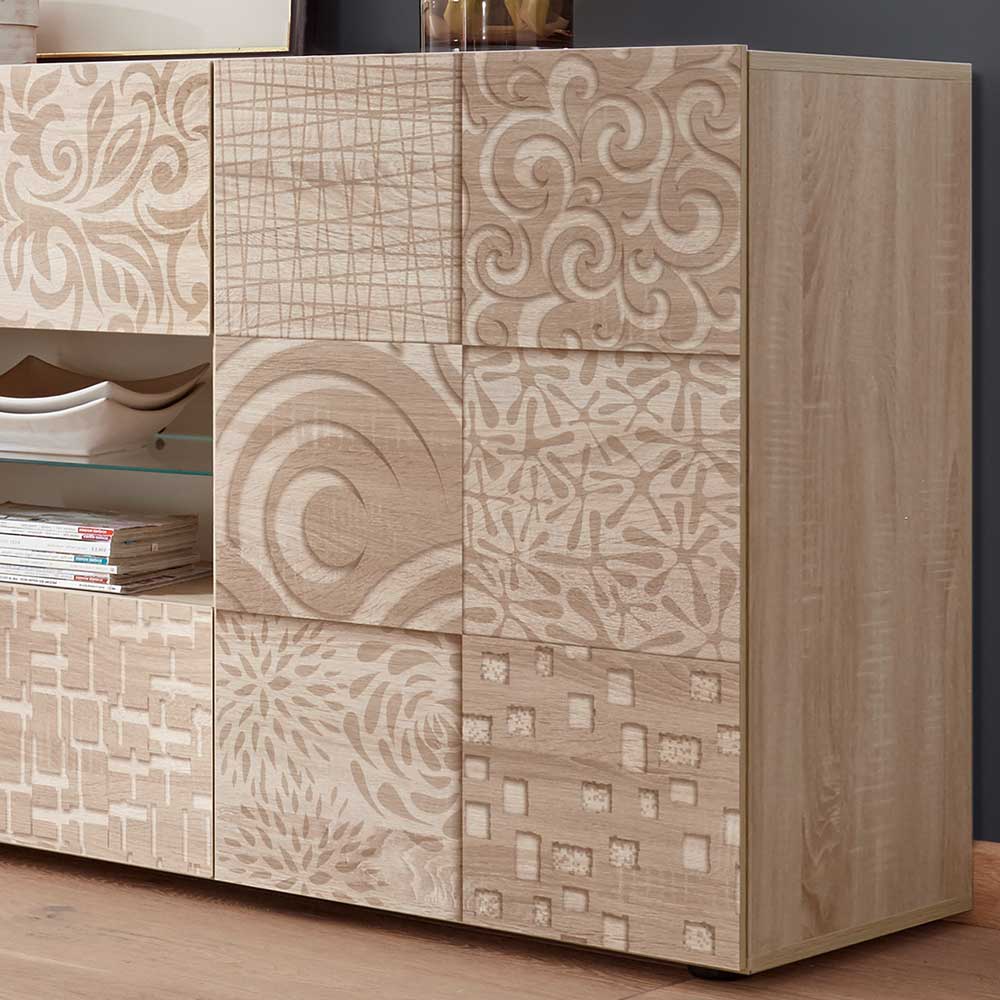 Holzdekor Sideboard in Sonoma-Eiche mit vielfältigen, reliefartigen Mustern auf den Fronten – Bielvas