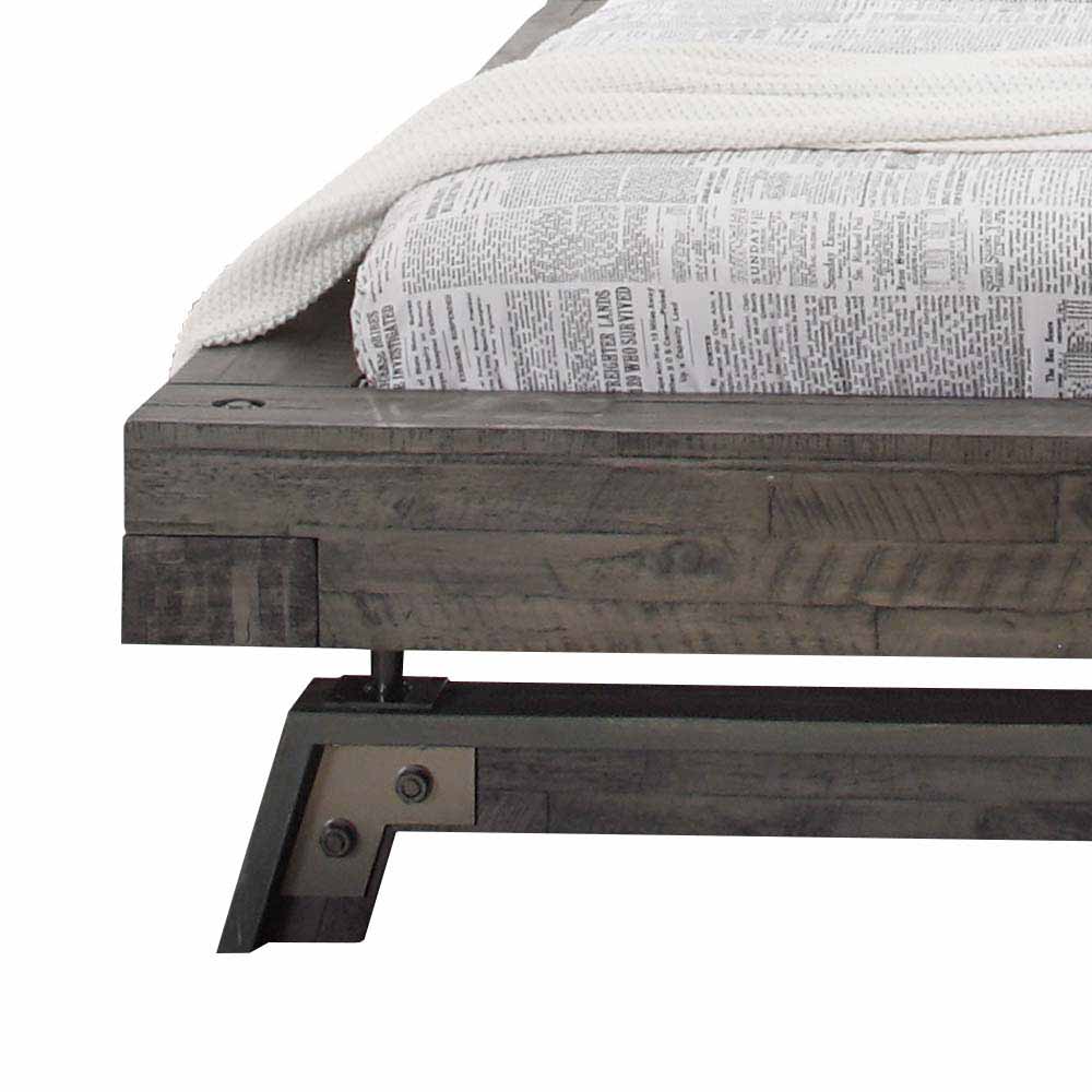Holzbett aus Akazie mit robuster Balken-Optik und stabilen Metallfüßen am Fußteil – Luvenico