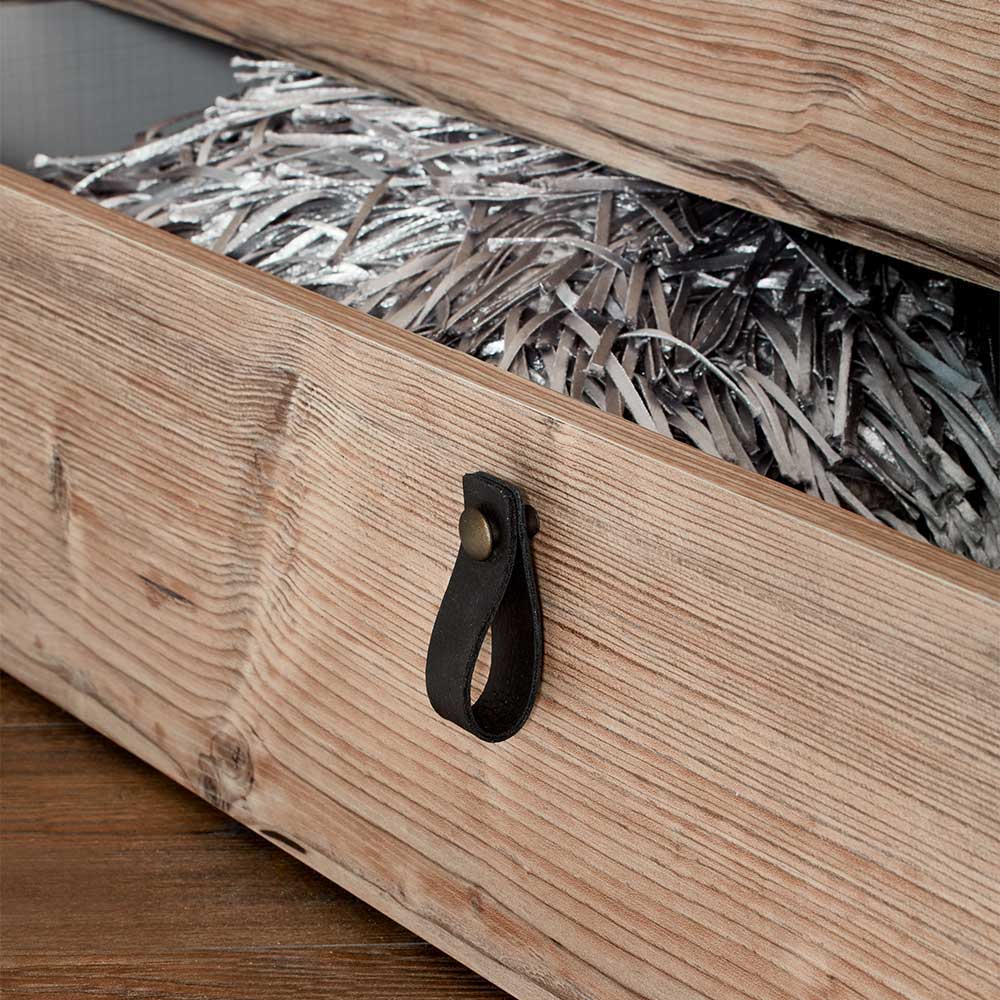 Detail des Bettkastens mit schwarzem Ledergriff und industrieller Optik für das Schlafzimmer – Ardila