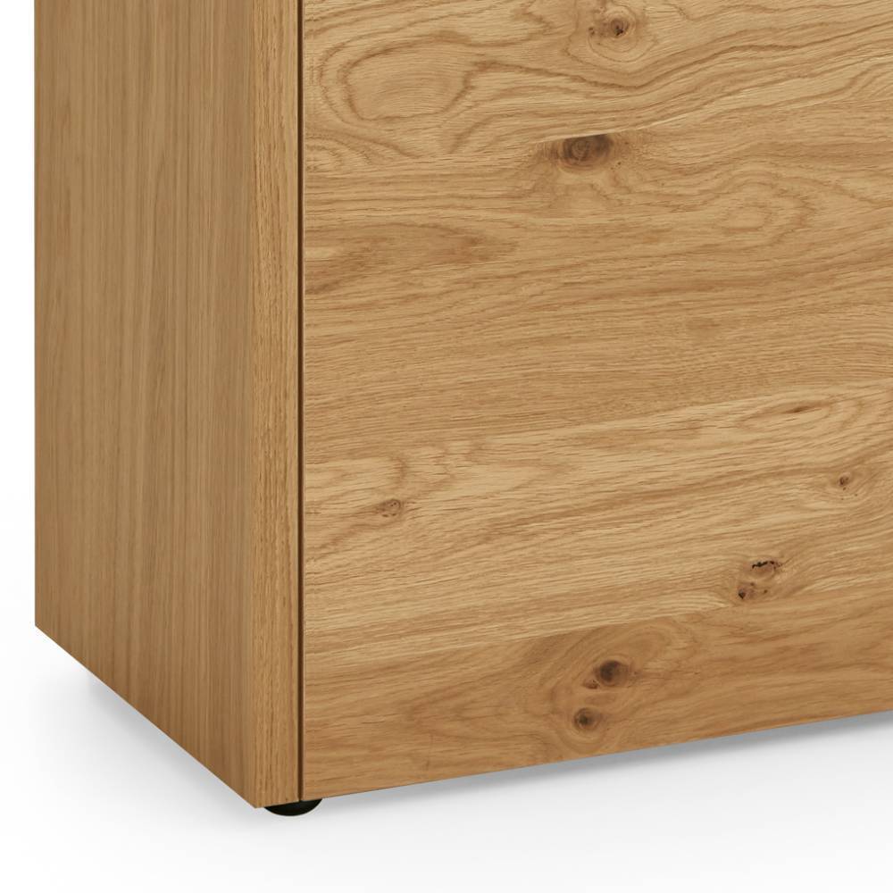 Unterer Bereich der Kommode in Holzoptik mit natürlicher Maserung und schwarzem Standfuß – Lavenci