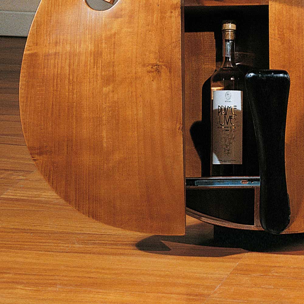 Unterer Bereich des Kontrabass Barschranks aus Holz offen mit Flasche – Coloniada