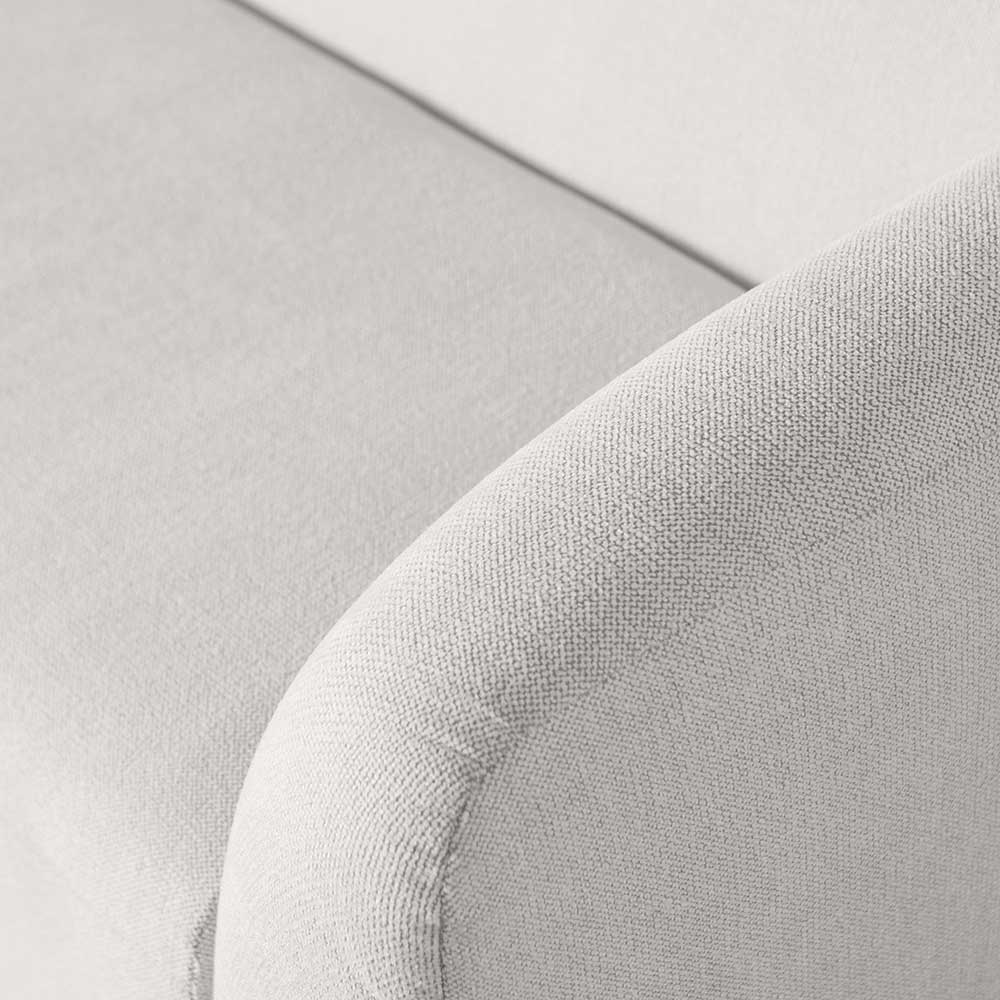 Weiche Chenille-Stofftextur und geschwungene Form des cremefarbenen Sofas – Prishcia