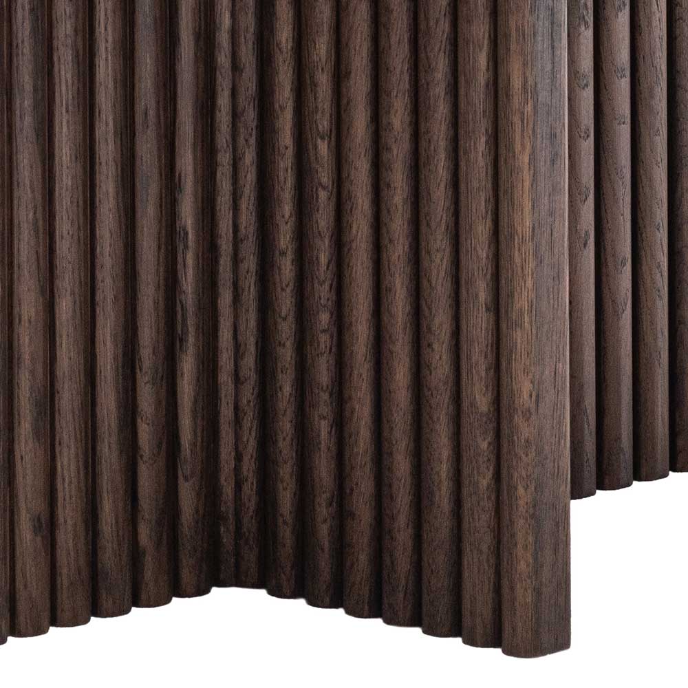 Detail des runden Tischfußes aus Wenge-Eiche mit vertikalen Holzlamellen – Gimy