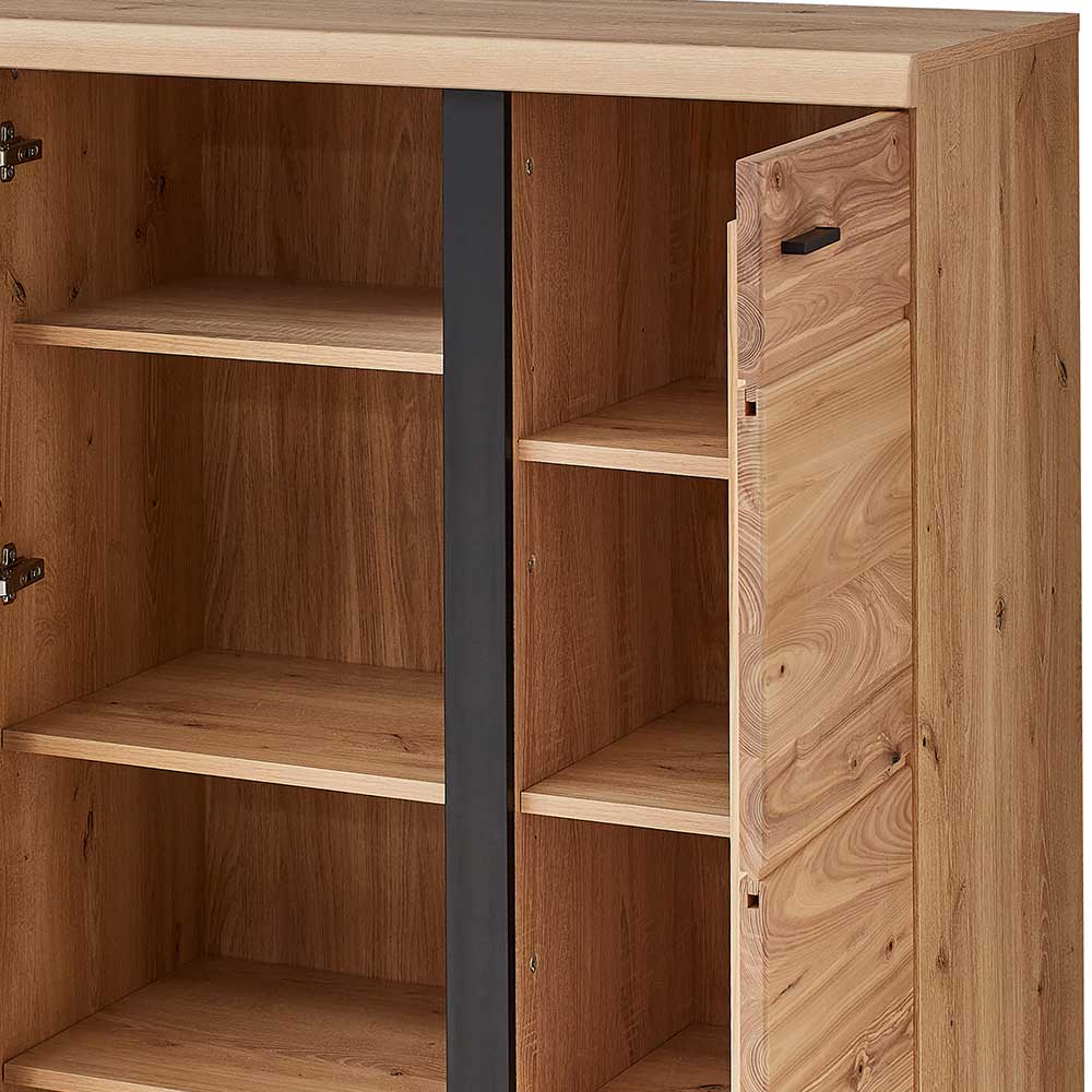 Rechte Tür des Holz Highboards geöffnet, zeigt flexible Einlegeböden und dunkle Trennwand – Latenda