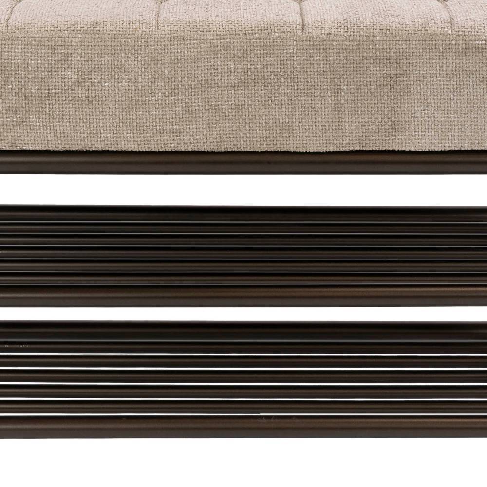 Strukturierte beige Sitzfläche der Polsterbank und dunkle Metallschuhablagen – Matic