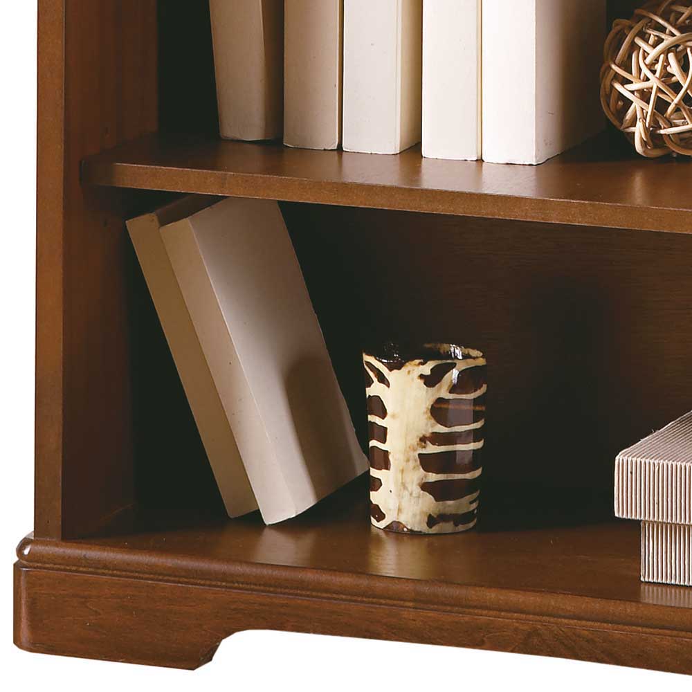 Elegantes Buchregal Nussbaum, Fokus auf die unteren Ablagefächer und das warme Holzfinish – Lemerzi