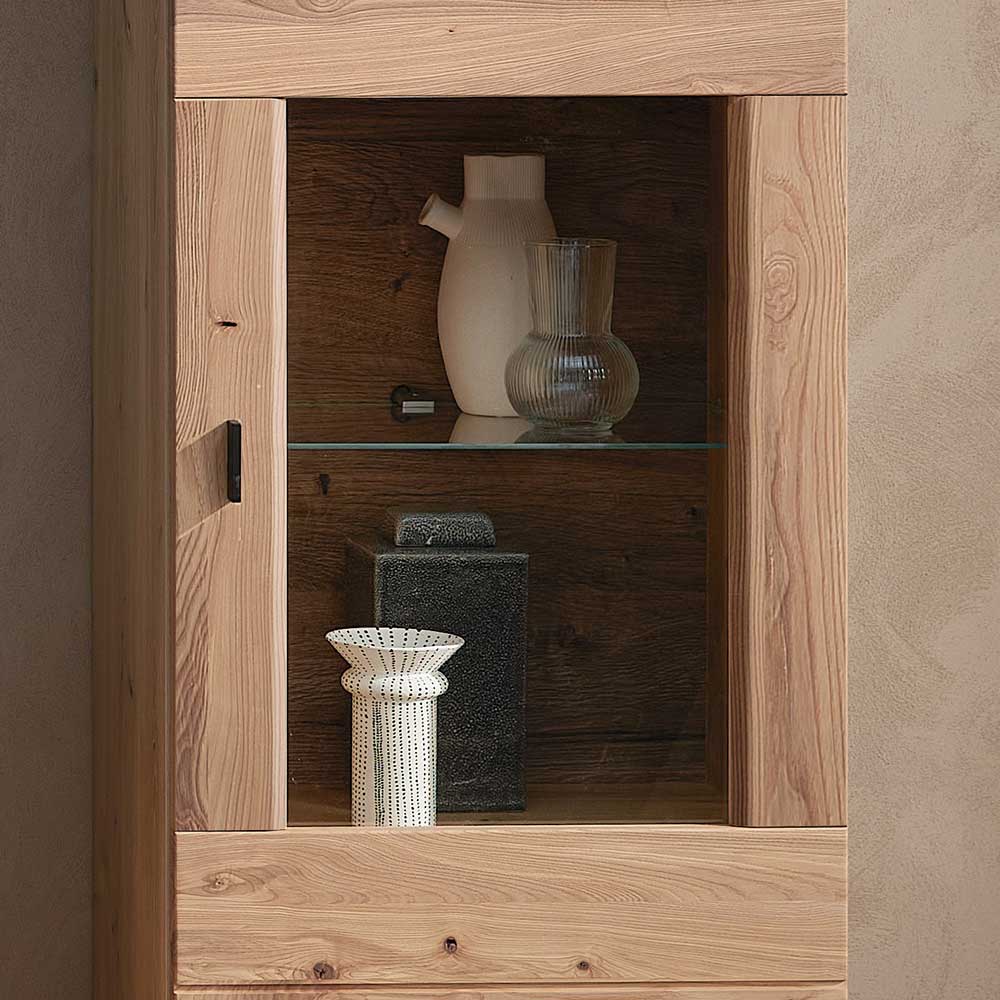 Innenansicht der Vitrine mit Glasboden, dekorativen Vasen und Holzelementen der Wohnwand – Cymbal