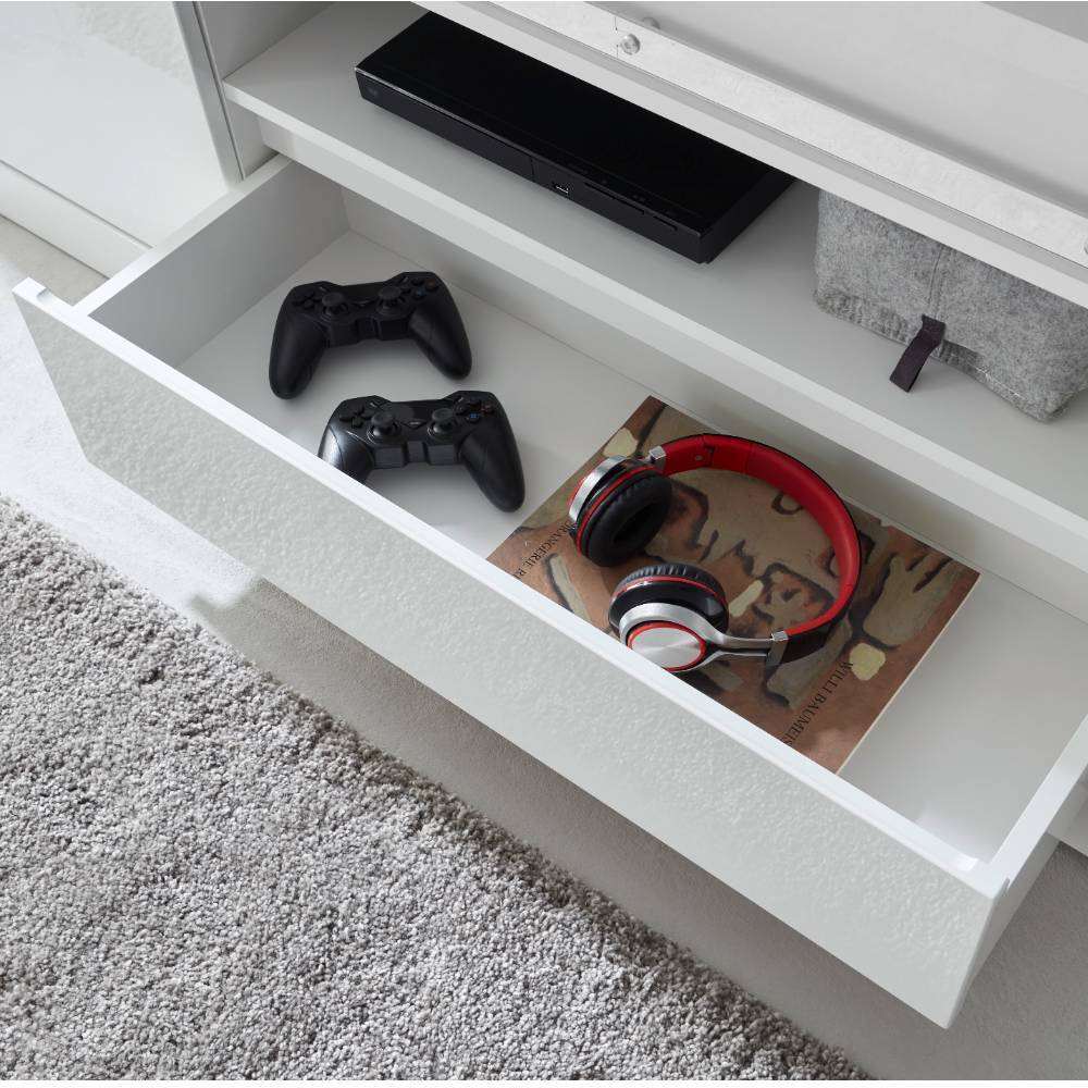 Offene Schublade des weißen TV-Lowboards mit Stauraum für Zubehör – Memphys