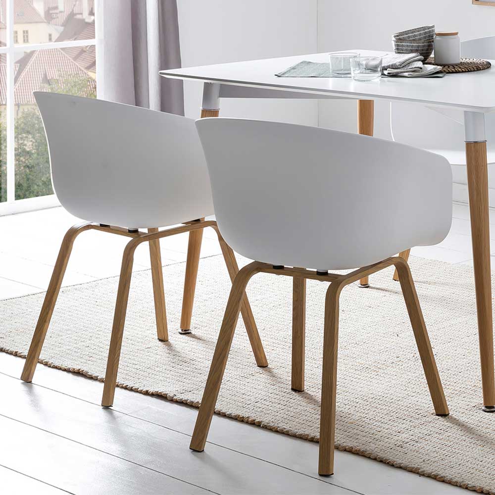 Zwei weiße Esszimmerstühle mit geschwungenen Sitzschalen und hellen Holzbeinen im Esszimmer (2er Set) – Eberly