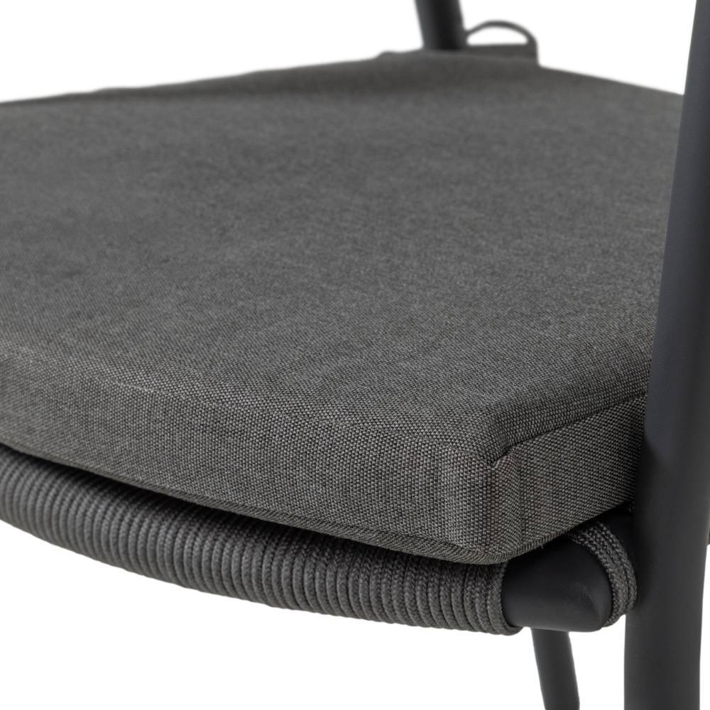 Dunkelbraunes komfortables Sitzkissen mit sichtbarer Stofftextur und Befestigung für Gartenstuhl – Crosavio