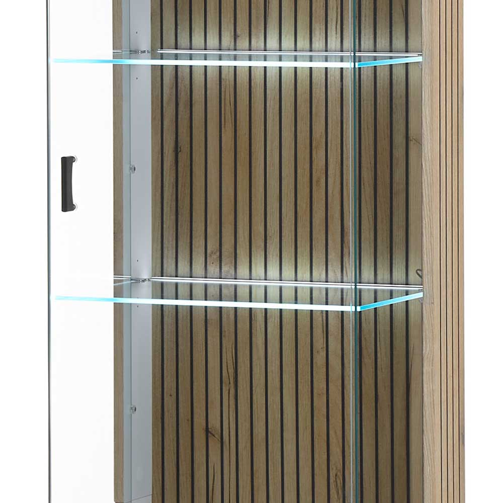 Innenansicht der Vitrine mit beleuchteten Glasböden und vertikaler Wildeiche-Struktur – Nenaloro