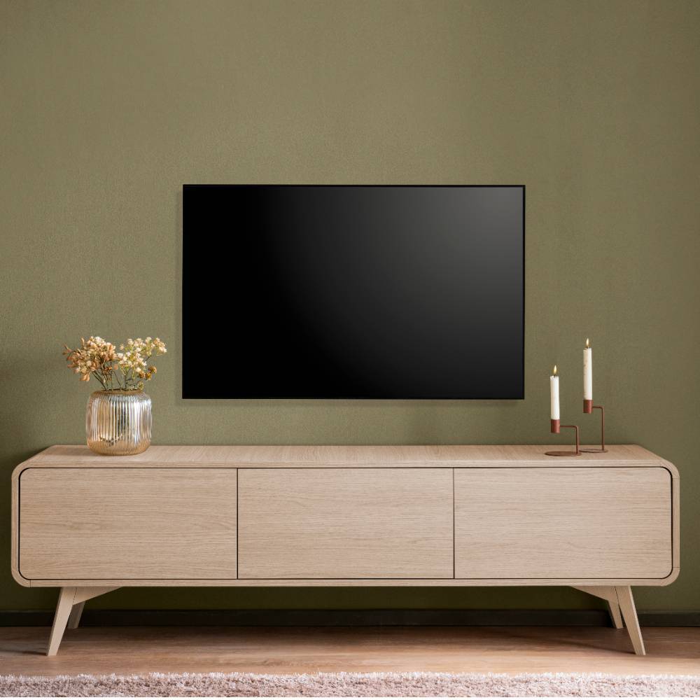 Modernes Lowboard aus hellem Holz unter einem Fernseher im Wohnzimmer platziert – Embrus