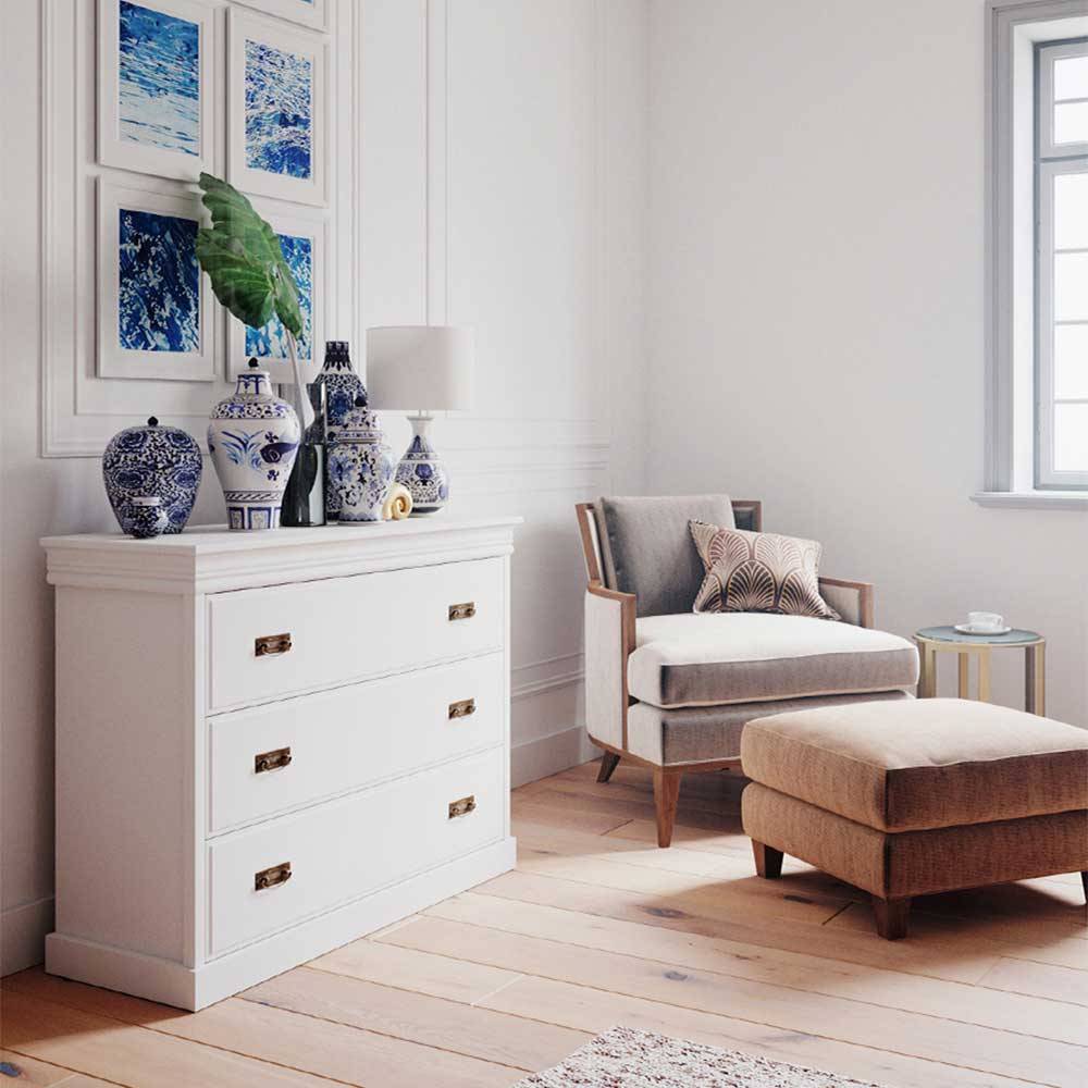 Weiße Kommode im Landhausstil als stilvolles Möbelstück im Wohnzimmer – Presto