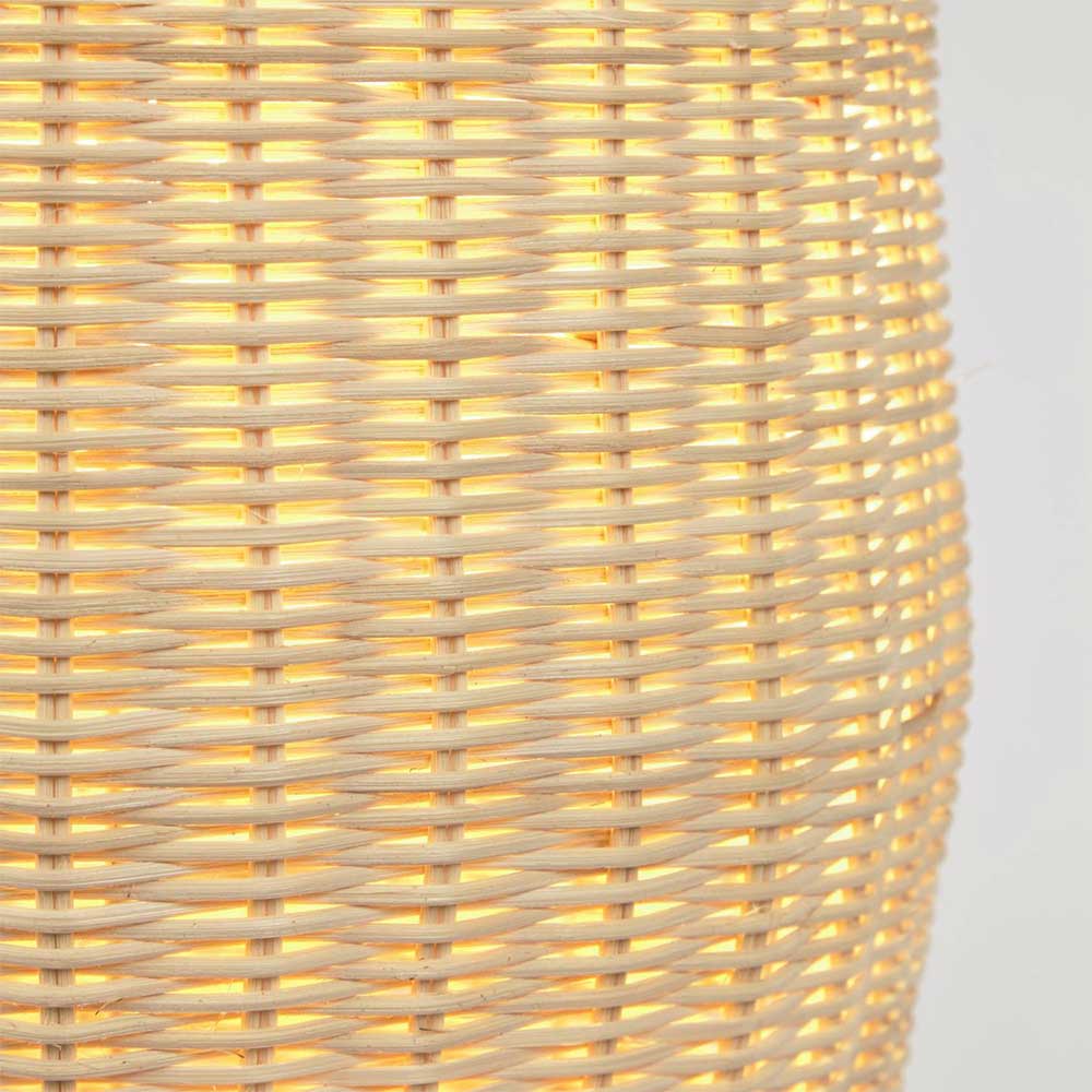 Engmaschiges Rattan Geflecht einer beige Stehleuchte mit warmem Lichteffekt – Abelonia