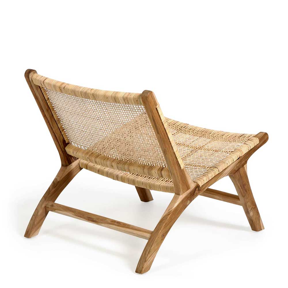 Relaxsessel aus hellem Teakholz und Rattan Geflecht von hinten – Rimorio