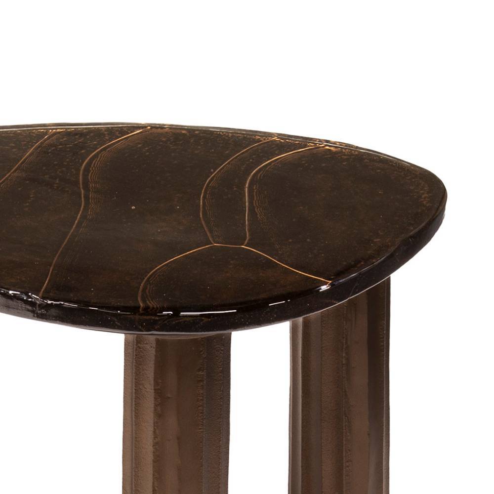 Elegante Glasoberfläche des Couchtisches in Dunkelbraun mit kupferfarbenen Linien und strukturierten Tischbeinen – Mysore