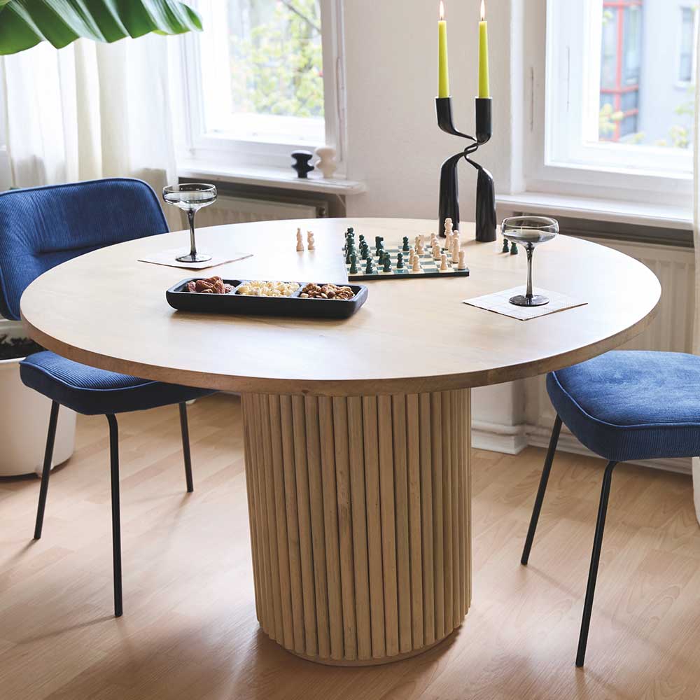Runder Esstisch aus Mangoholz mit zylindrischem Säulenfuß und Holzlamellen in heller Optik – Rosalia