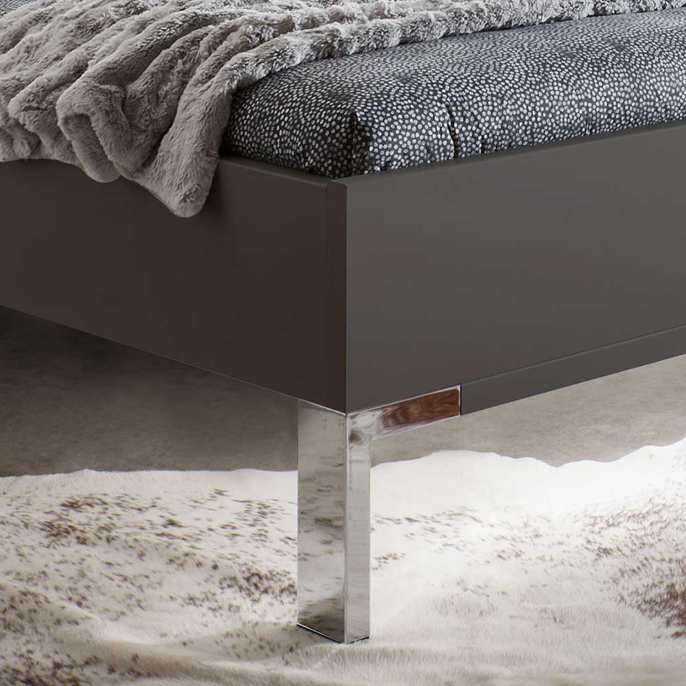 Graues Doppelbett mit Bettrahmen und glänzenden Chromfüßen für Schlafzimmer – Ocavado
