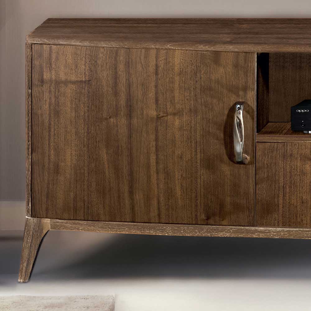 Seitliche Ansicht des TV-Lowboards in Nussbaumholz mit abgerundeter Tür und stilvollem Metallgriff – Gralaz
