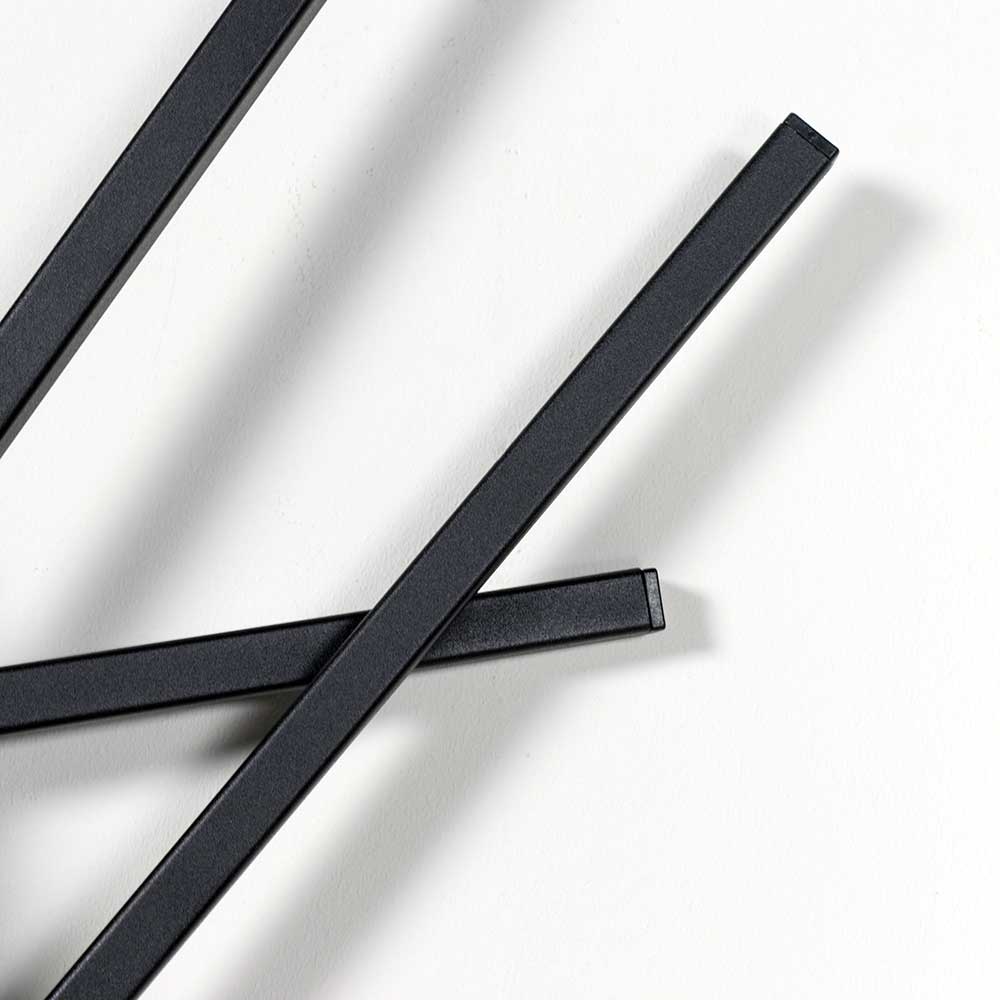 Schwarze Metallstangen der modernen Design Garderobe im Detail – Cyliane