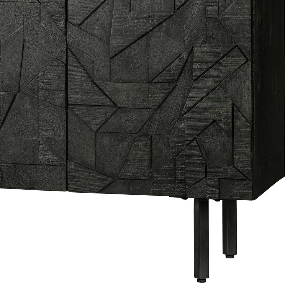 Schwarzes Sideboard, Detail der geschnitzten Front und der schlanken Metallfüße – Eiken