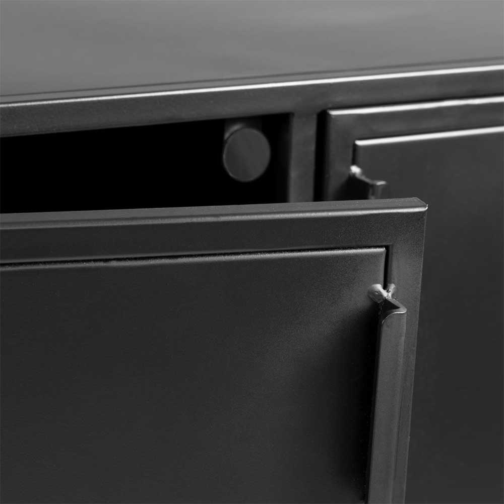 Detailansicht der geöffneten Tür und des Verschlusses am schwarzen Sideboard – Magde