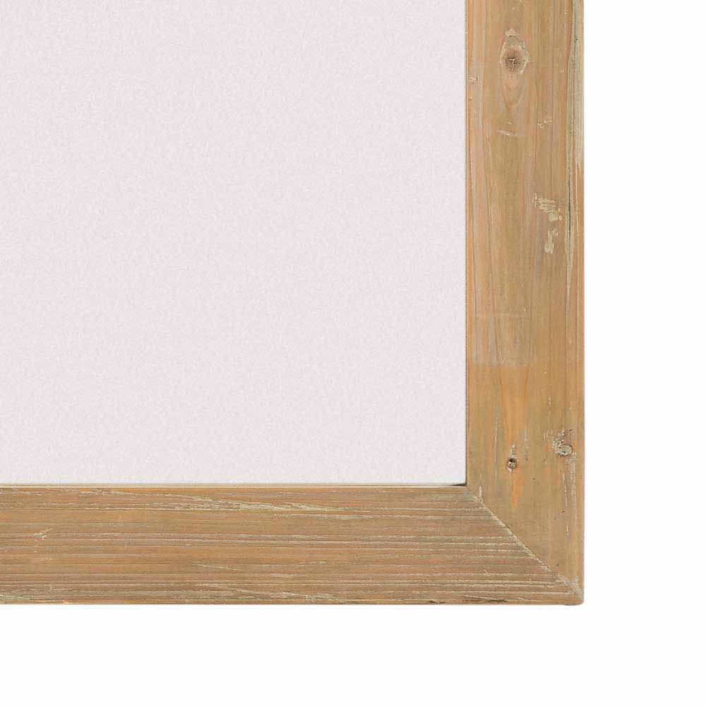Rustikaler Holzrahmen des Wandspiegels aus hellem Kiefer Massivholz mit sichtbarer Maserung – Harrosands