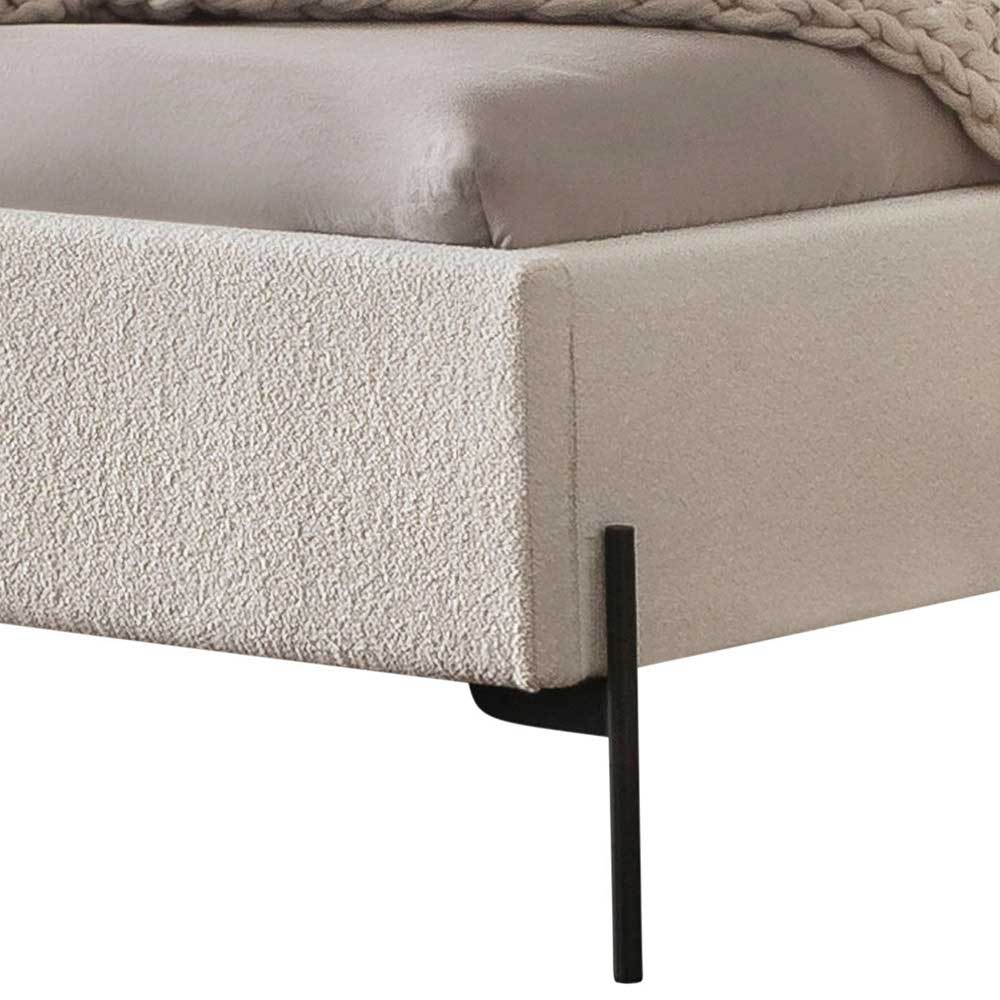 Bettgestell aus Boucle Stoff in Creme Weiß mit moderner Textur und schlankem schwarzen Metallfuß – Fontana