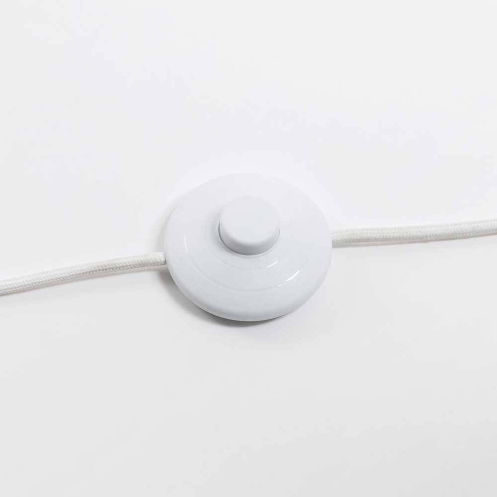 Weißer runder Fußschalter auf dem Kabel zum bequemen Ein- und Ausschalten der Stehleuchte – Abelonia