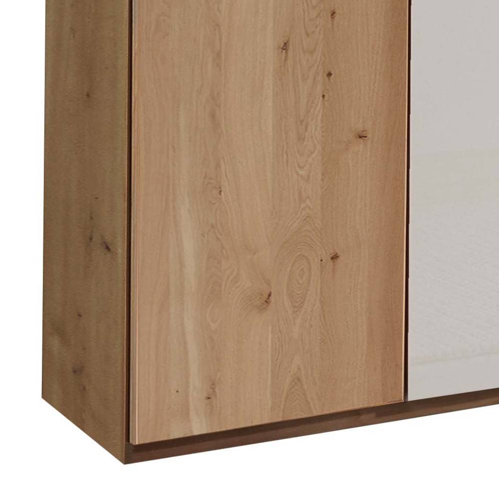 Schlafzimmer Kleiderschrank Eckdetail mit Holztür und weißem Paneel, unterer Sockel – Crucav