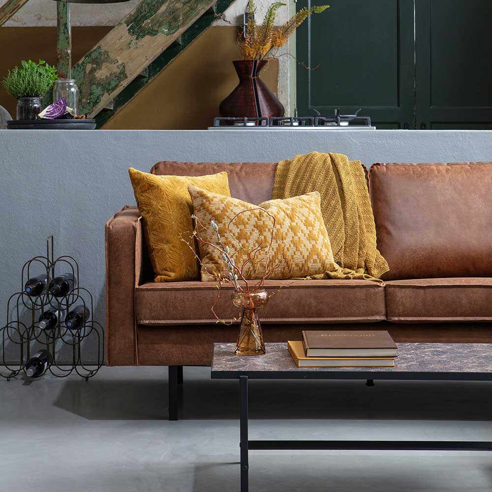 Braunes Dreisitzer Sofa aus recyceltem Leder in moderner Wohnzimmer-Einrichtung – Monty