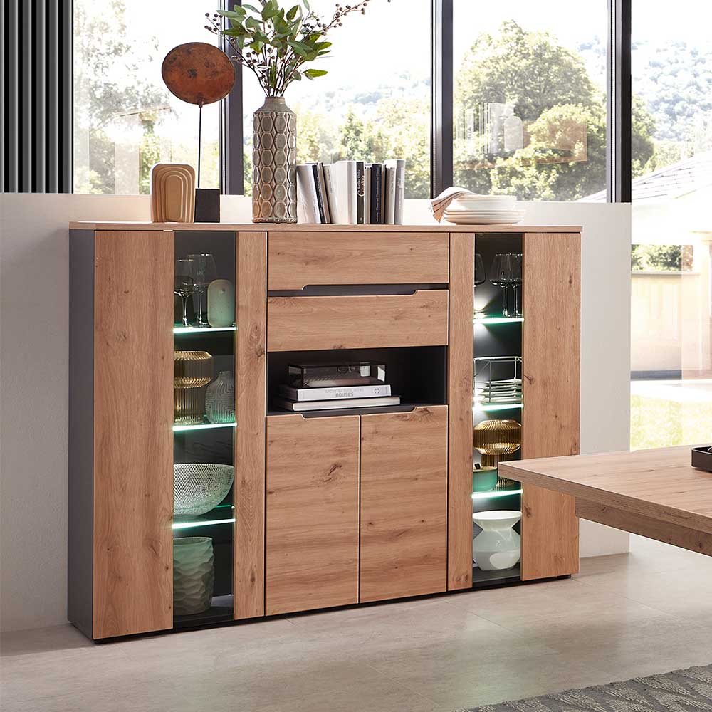 Elegantes Highboard im Esszimmer mit Glasvitrinen, LED-Beleuchtung und Holzfronten in einem modernen Ambiente – Kuetra