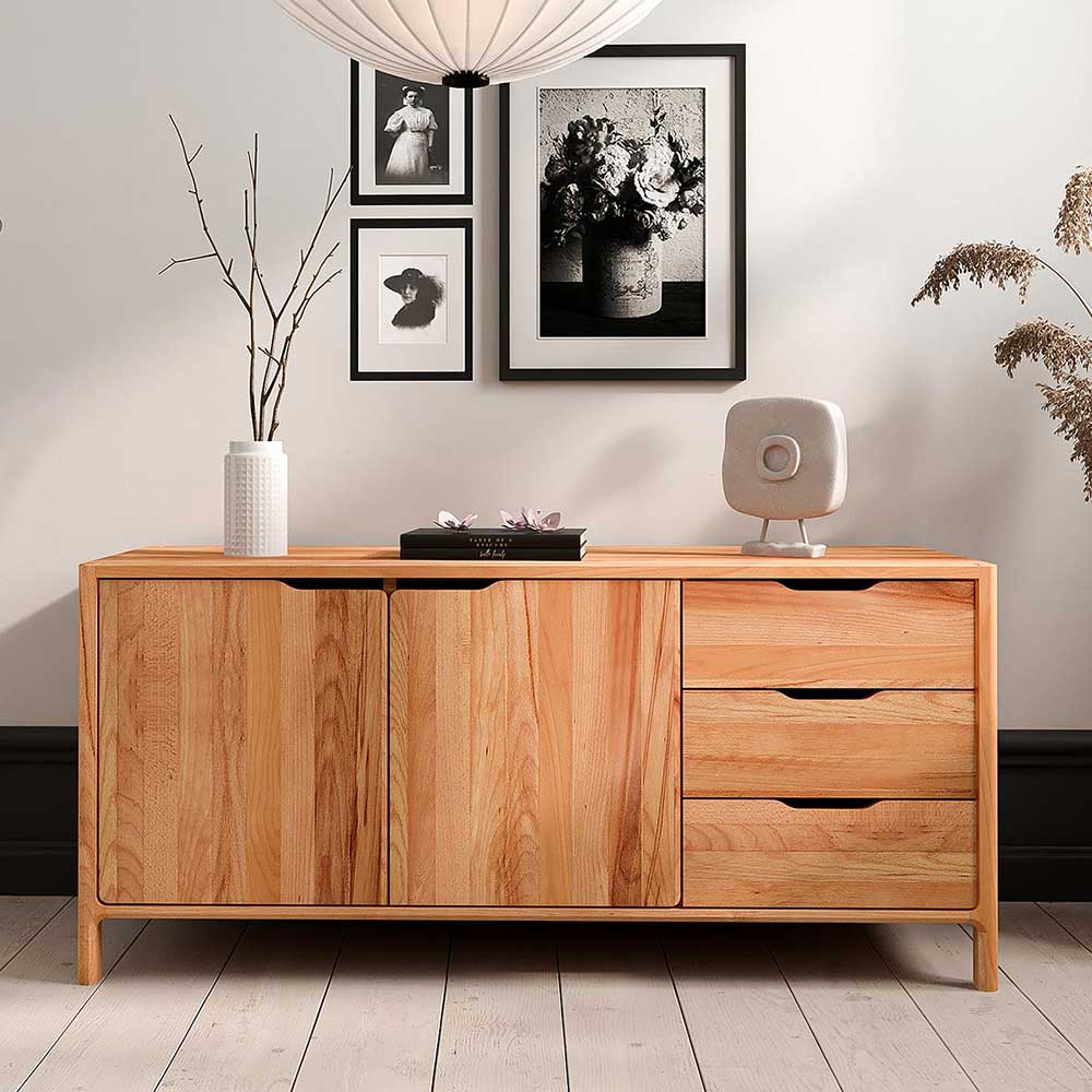 Sideboard aus hellem Massivholz mit zwei Türen und drei Schubladen im Wohnzimmer – Lana