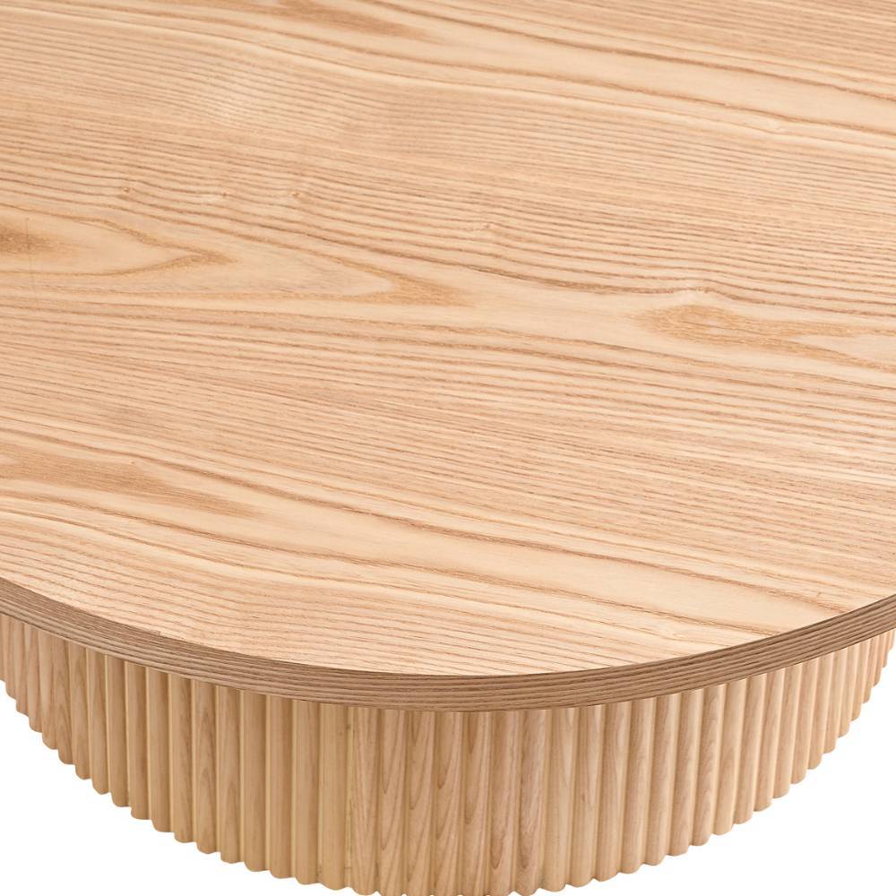 Holzmaserung der runden Esche-Tischplatte und Kante des Sofatisches – Dorian