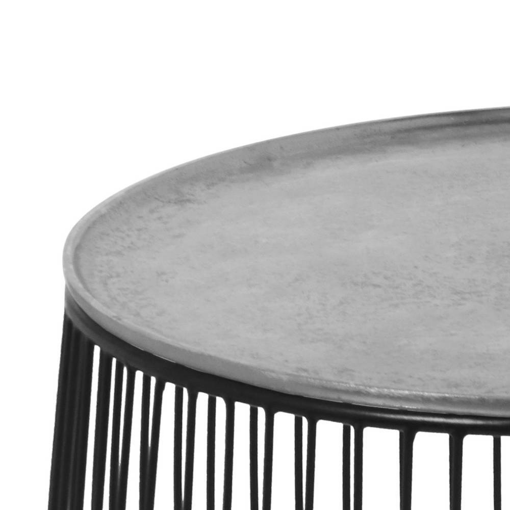 Runder Beistelltisch mit strukturierter, silberfarbener Tischplatte und schwarzem Metallgestell – Rusaly