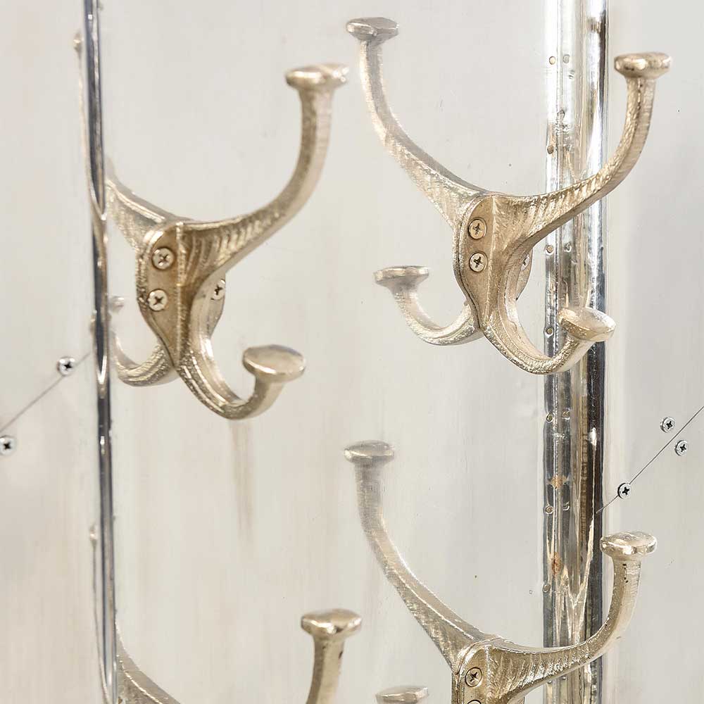 Silberne Garderobenhaken mit Schrauben am Wandpaneel aus Metall – Pilot