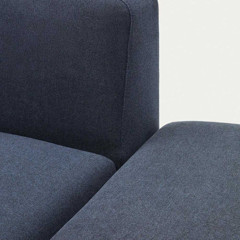 Eckbereich der blauen Polsterung von Rücken- und Sitzfläche der Lounge – Fouzi