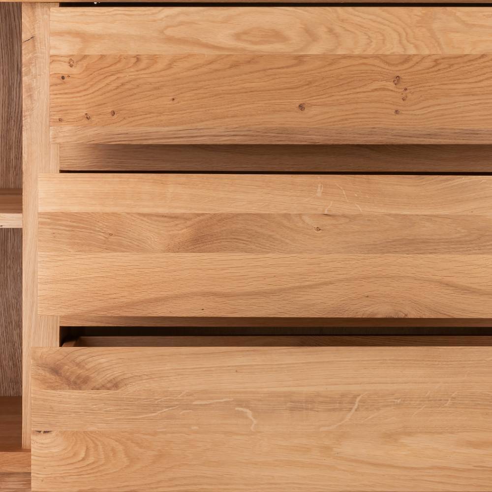 Drei Schubladen des Sideboards aus heller Wildeiche Massivholz mit sch
 ner Holzmaserung 
 Fredellia