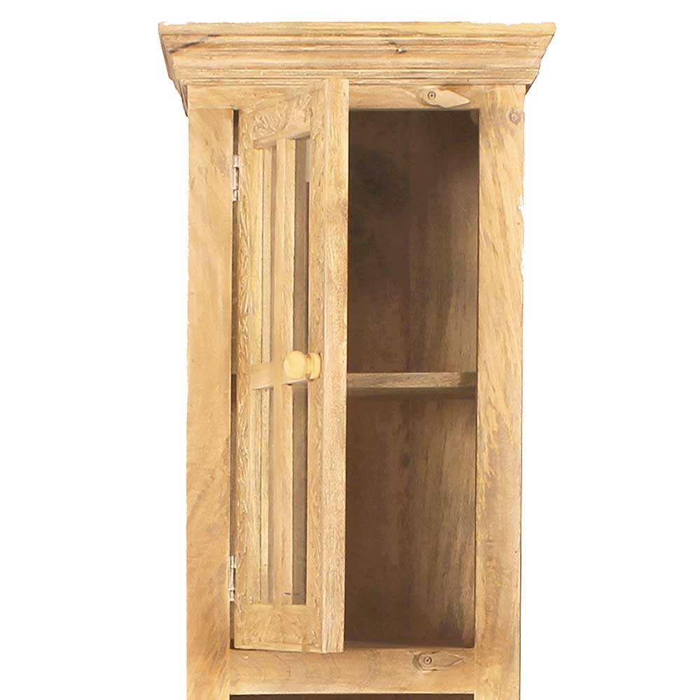 Innenansicht des oberen Fachs vom Massivholz Hochschrank mit offener Glastür und Regal – Runiasa