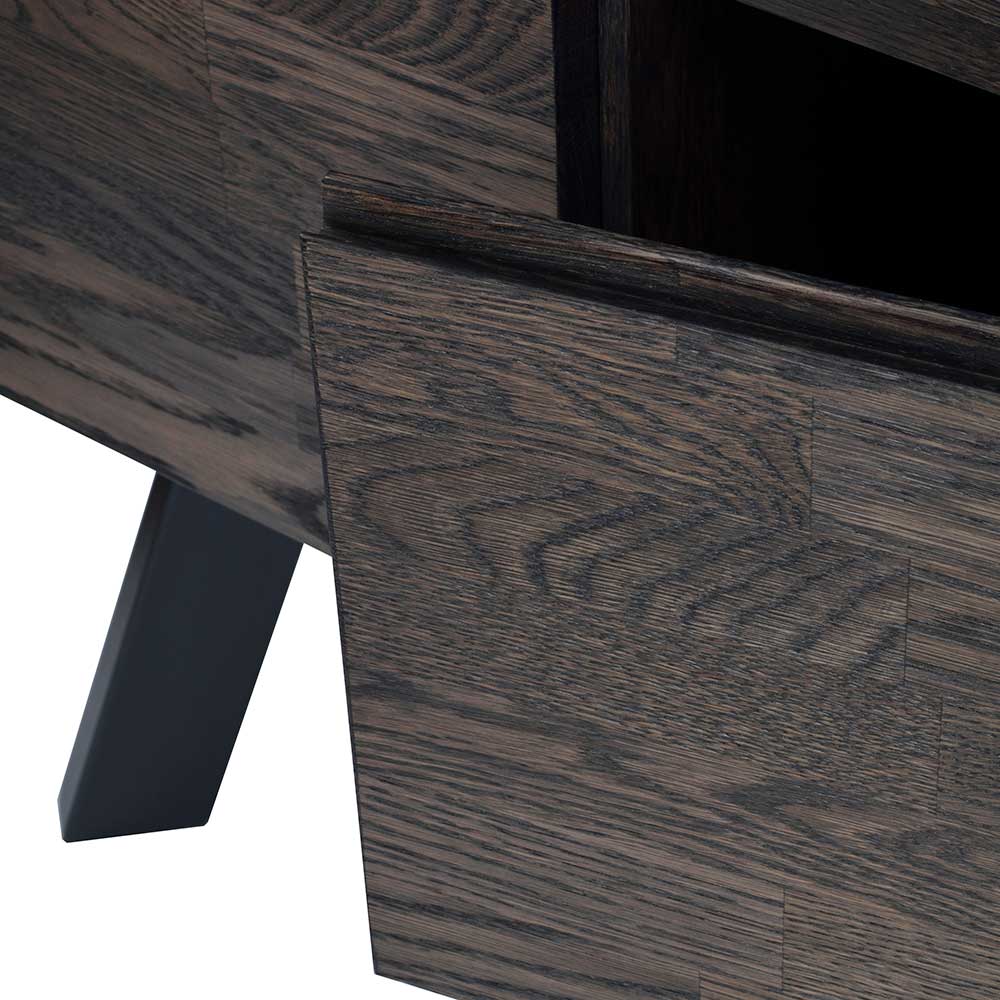 Offene Tür des Eichen Sideboards Rauchfarben und schwarzer Stahlfuß mit Holzmaserung – Namac