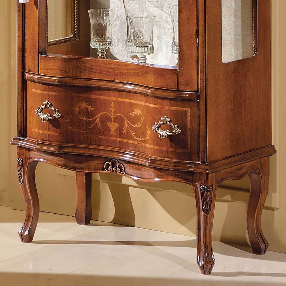 Barocke Vitrine mit Schublade, geschwungenen Beinen und dekorativen Schnitzereien – Agosto