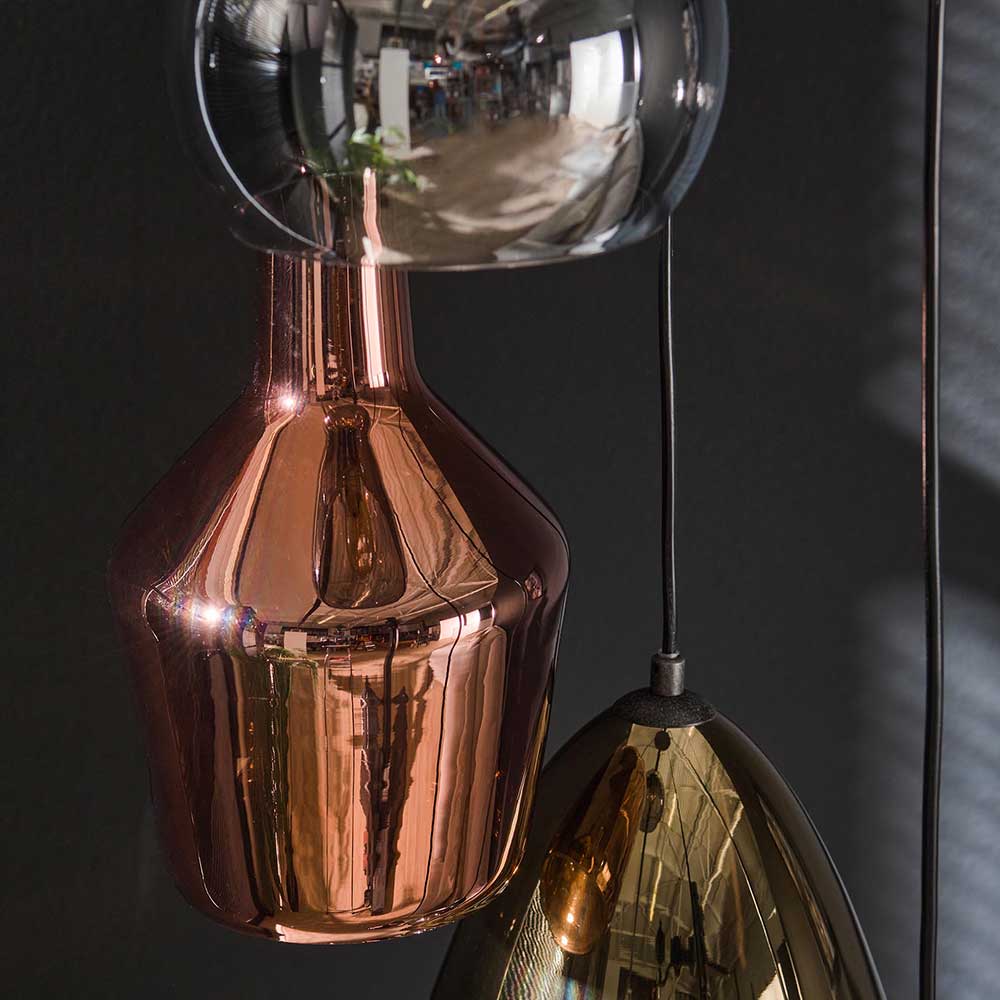 Detailaufnahme der Hängeleuchte mit spiegelnden Glasschirmen in Chrom, Kupfer und Gold – Yason