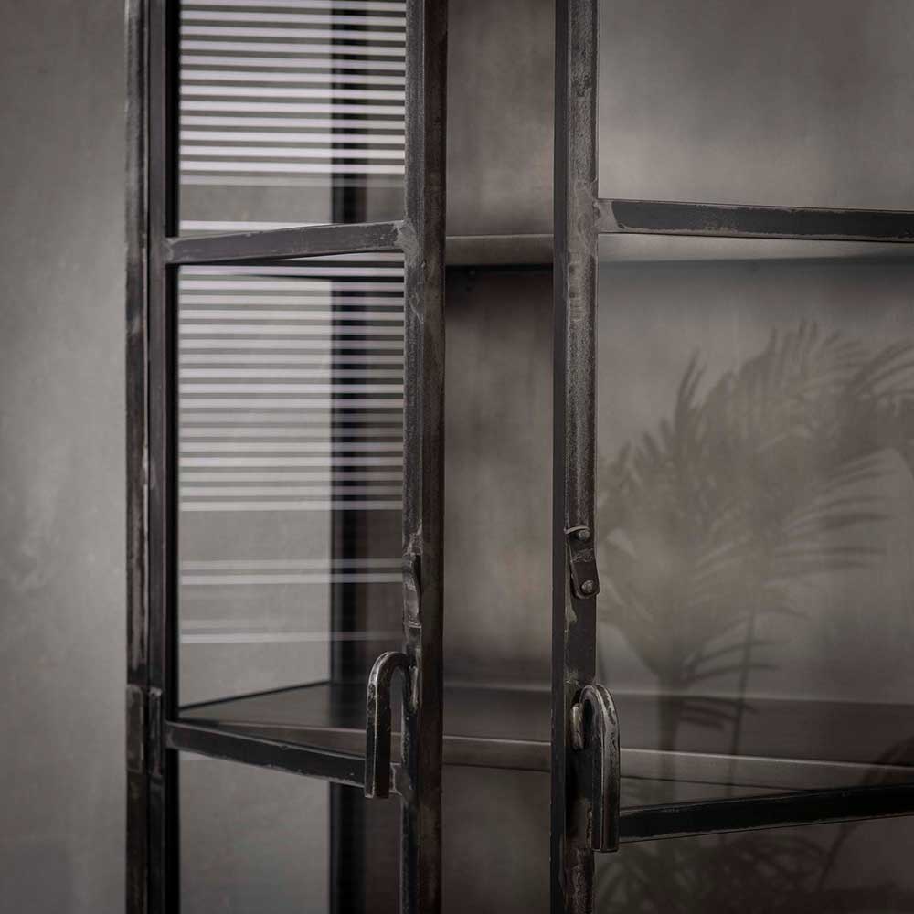 Dunkler Metallrahmen der Vitrine mit Glastüren und Glasböden im Industrie Stil – Barbarino